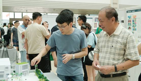 毕业生指导教师张会锋老师为陈院长讲解学生作品设计理念